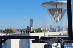 Zwierciadło z widocznym wieżowcem Olszynki Park w tle