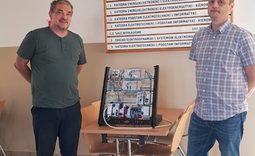 Tablica SmartGridControl, po lewej dr hab. inż. Damian Mazur, po prawej Paweł Grabowski