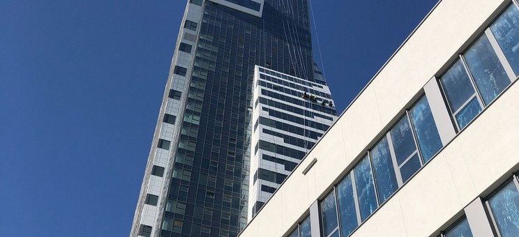 Wieżowiec Olszynki Park z widoczną iglicą na szczycie