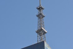 Iglica na wieżowcu Olszynki Park