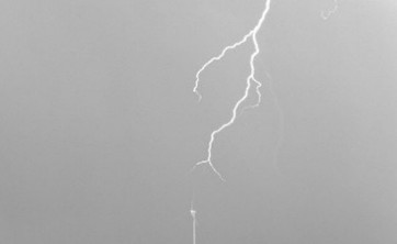 Moment uderzenia pioruna w turbinę wiatrową - farma wiatrowa Voštane w pobliżu Splitu