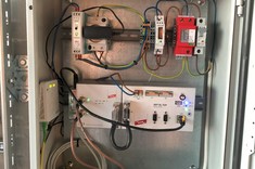 Skrzynka z bezpiecznikami i sterownikiem