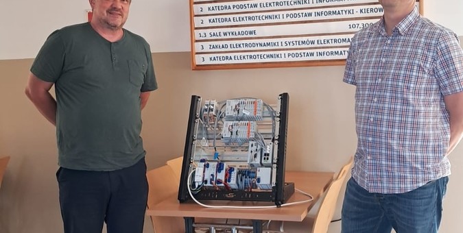 Tablica SmartGridControl, po lewej dr hab. inż. Damian Mazur, po prawej Paweł Grabowski