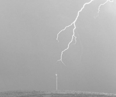 Moment uderzenia pioruna w turbinę wiatrową - farma wiatrowa Voštane w pobliżu Splitu 
