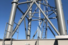 Podstawa iglicy na dachu wieżowca Olszynki Park