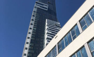 Wieżowiec Olszynki Park z widoczną iglicą na szczycie